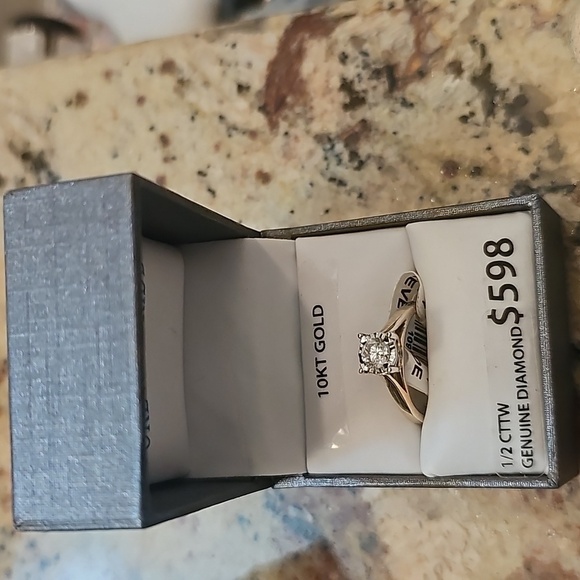 Gold 10KT Ring with Elegant Design - Picture 2 of 10